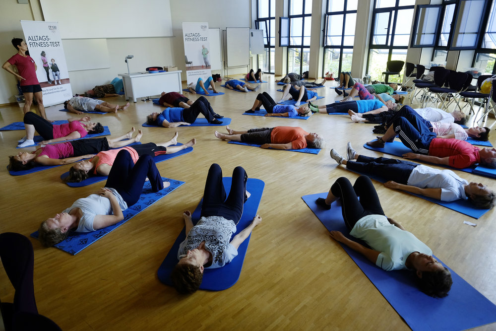 Sportgruppe beim Yoga