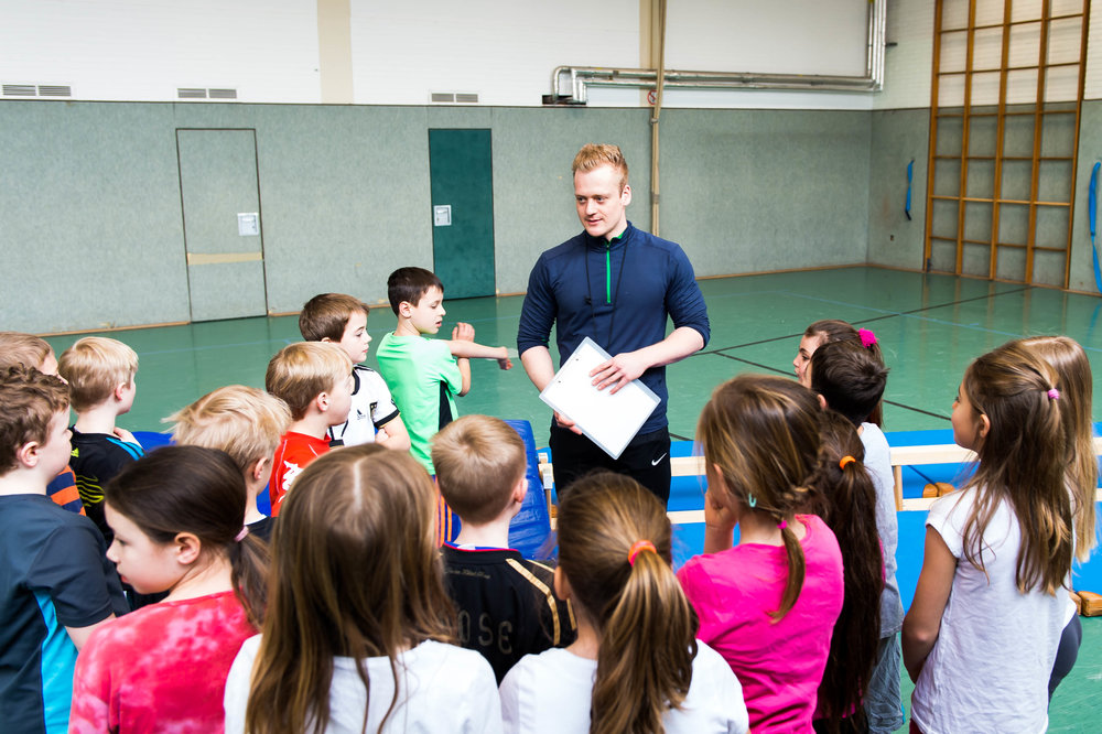 Trainer Kinder Sporthalle Zuhoeren Gruppe