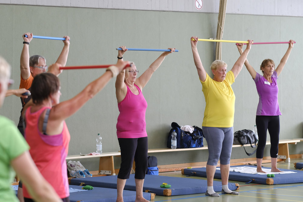 Frauen Widerstandsband Gruppentraining Arme